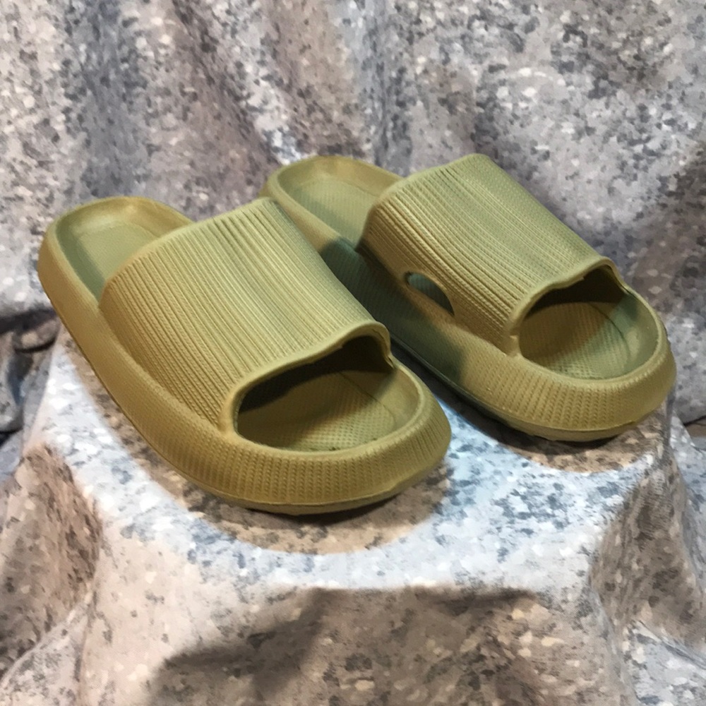 Men’s Size 7/8 Sage Green Slide Sandals, Soft, Flexible & Supportive ☀️NWOT☀️